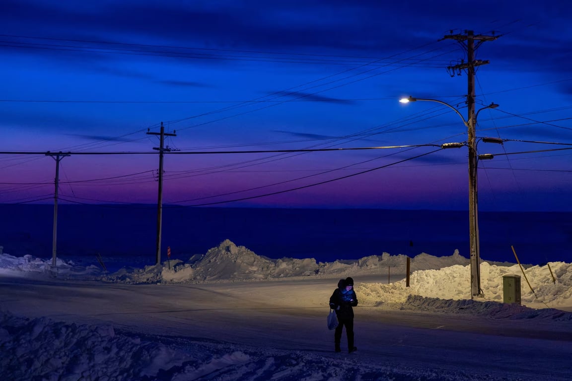 في فصل الصيف، لا تغيب الشمس أحيانًا، فتظل مشرقة طوال أربعٍ وعشرين ساعة فيما يُعرف بشمس منتصف الليل