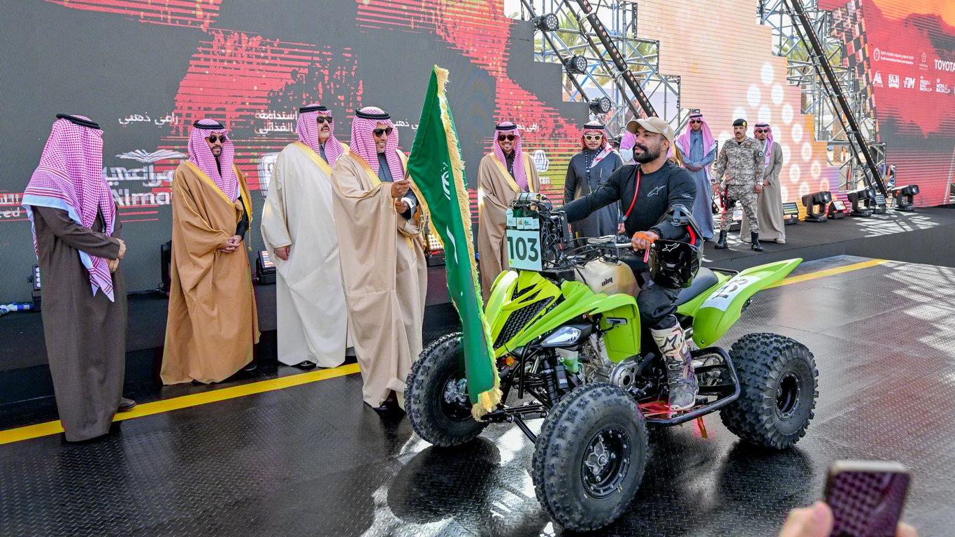 أمير حائل يطلق رالي حائل تويوتا الدولي 2026. النسخة الـ21 تمثل كؤوس العالم والشرق الأوسط وآسيا «باها». تعزيز لرياضة المحركات وتمكين الكفاءات الوطنية. الرالي منصة عالمية تعزز السياحة والاقتصاد بحائل. ضمن مستهدفات #رؤية_السعودية_2030 