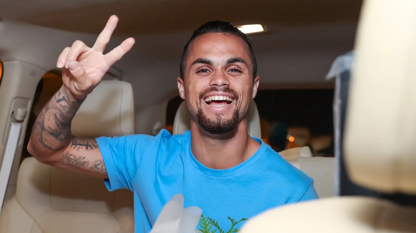 العلا يضم البرازيلي ميشيل ديلجادو. قادم من فلامنجو بعد تجربتين سابقتين مع الهلال. العلا يحتل المركز الرابع في دوري «يلو» برصيد 37 نقطة. اللاعب يبدأ مغامرته الجديدة مع الفريق خلال الانتقالات الشتوية 