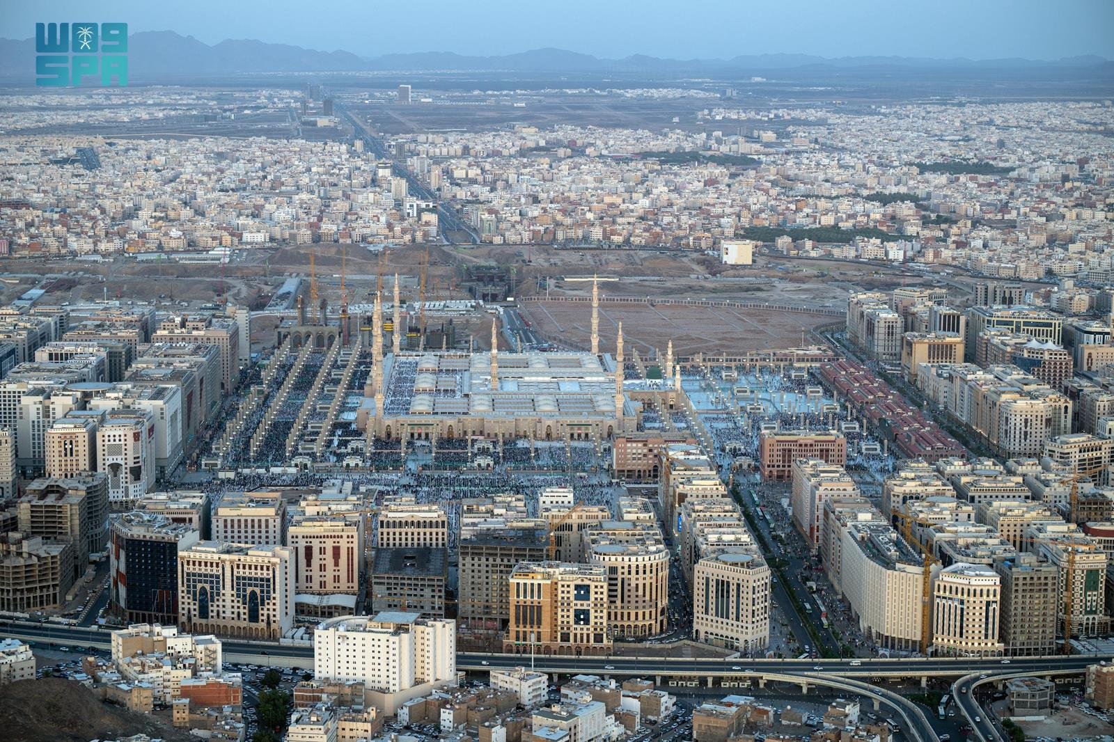 النمو المتسارع للاقتصاد الرقمي في المدينة المنورة بدعم التحول التقني. حققت المدينة المنورة تقدمًا ملحوظًا في الاقتصاد الرقمي، مع تجاوز نسبة الخدمات الحكومية الرقمية 90% وارتفاعها إلى المرتبة 67 عالميًا في مؤشر المدن الذكية لعام 2025.. أسهم البرنامج الوطني لتنمية تقنية المعلومات في ضخ 2.5 مليار ريال لدعم القطاع التقني، وإنشاء أكثر من 1,050 شركة تقنية، واستفادة أكثر من 3,000 شركة من برامج الدعم.. سجلت التجارة الإلكترونية نموًا سنويًا بنحو 9%، فيما بلغ عدد السجلات التجارية الإلكترونية في المنطقة 1,875 سجلًا بنهاية 2025، مدعومة بمبادرات تقنية نوعية مثل "برمجان المدينة المنورة" لتعزيز الابتكار والتحول الرقمي 