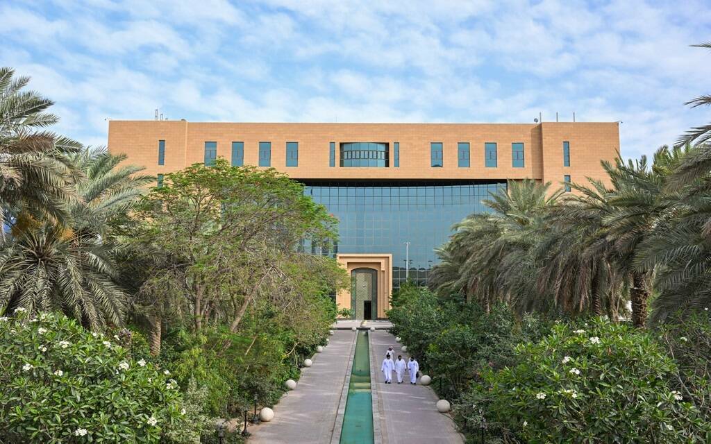 البلديات والإسكان تطلق مسارًا وطنيًا لتمكين الباعة الجائلين. توجيه المشاركين لابتكار حلول حضرية وتقنية مستدامة. تتويج 3 فرق بحلول تطويرية لبيئات التشغيل. تأكيد تبنّي الأفكار وتحويلها لنماذج تطبيقية لدعم الاقتصاد المحلي 