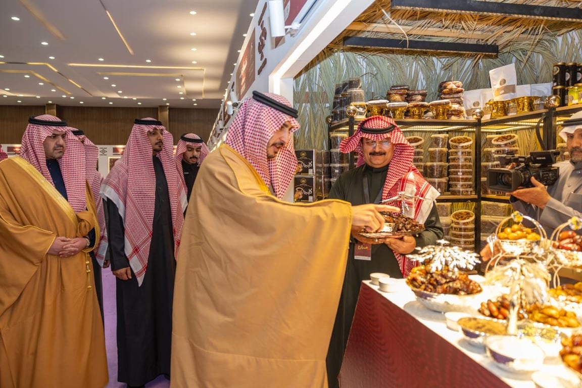 أمير الجوف يرعى انطلاق مهرجان تمور دومة الجندل في نسخته الـ 12. انطلاق مهرجان تمور دومة الجندل (النسخة 12) برعاية أمير الجوف، بمشاركة المزارعين والأسر المنتجة وفعاليات شعبية وفنية.. المهرجان يشكّل نافذة تسويقية رئيسية لتمور الجوف، خاصة تمر حلوة الجوف، مع إقبال كبير استعدادًا لرمضان.. تخصيص جوائز أمير الجوف لأفضل تمر مكنوز تصل إلى 50 ألف ريال؛ لتعزيز الجودة وتحفيز المزارعين 