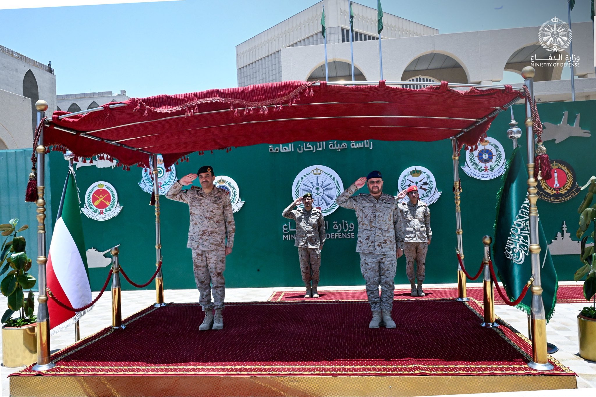 رئيس هيئة الأركان يبحث مع نظيره الكويتي التعاون الدفاعي والعسكري - تم بحث سبل تعزيز التعاون الدفاعي والعسكري بين السعودية والكويت 