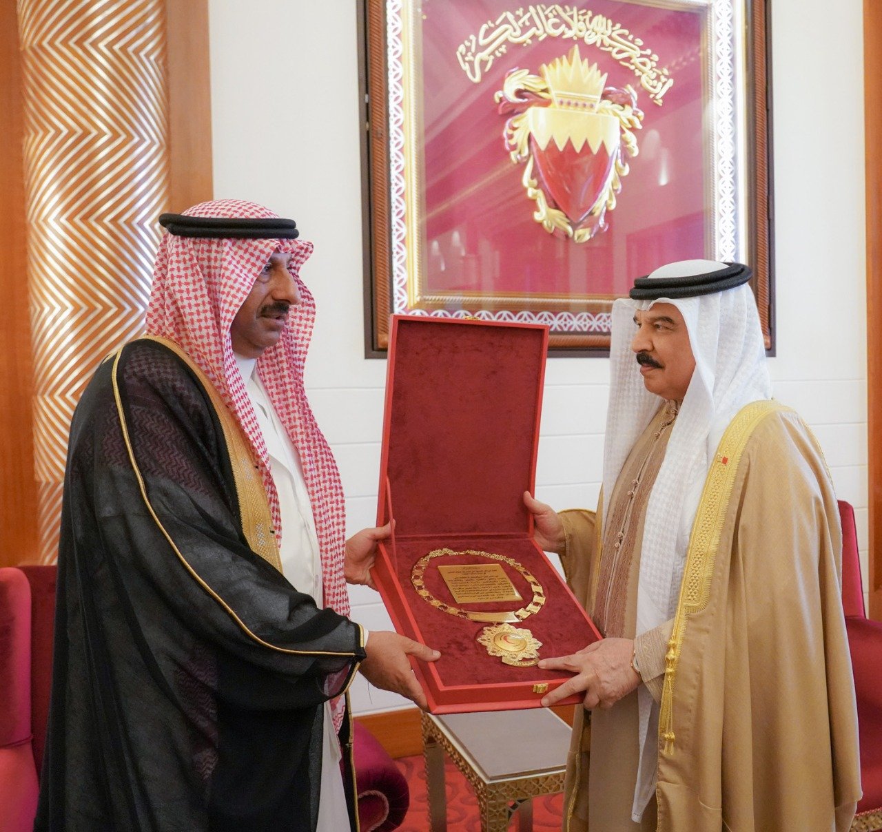 ملك البحرين يتسلم قلادة أبو