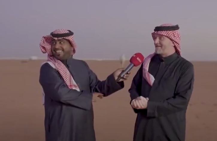 مرتديًا شماغه.. بريطاني: لو خيروني