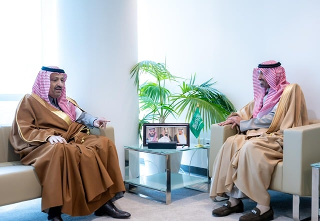 أمير الباحة يبحث مع وزير