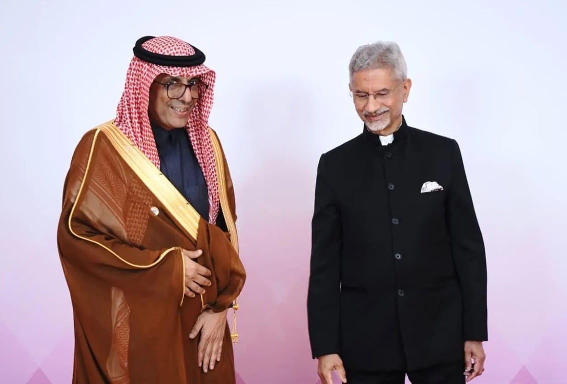 السعودية تترأس وفدها في المنتدى العربي الهندي. عبدالرحمن الرسي يترأس الوفد نيابةً عن فيصل بن فرحان. بحث تعزيز التعاون السياسي والاقتصادي والثقافي مع الهند. الاجتماع عُقد في نيودلهي بحضور السفير هيثم المالكي 