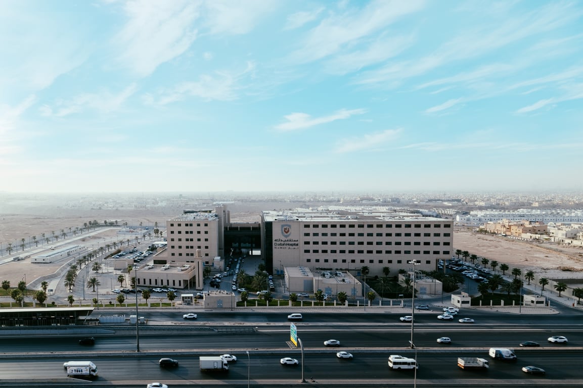 عمليتان ناجحتان لتوسيع الصمام الميترالي بالبالون عبر القسطرة في مستشفى دله نمار، بديل آمن عن الجراحة المفتوحة، مكّنت المريضين من التعافي السريع ومغادرة المستشفى خلال 24 ساعة، في تأكيد على تطور تقنيات القلب التداخلية وكفاءة الكوادر الوطنية 