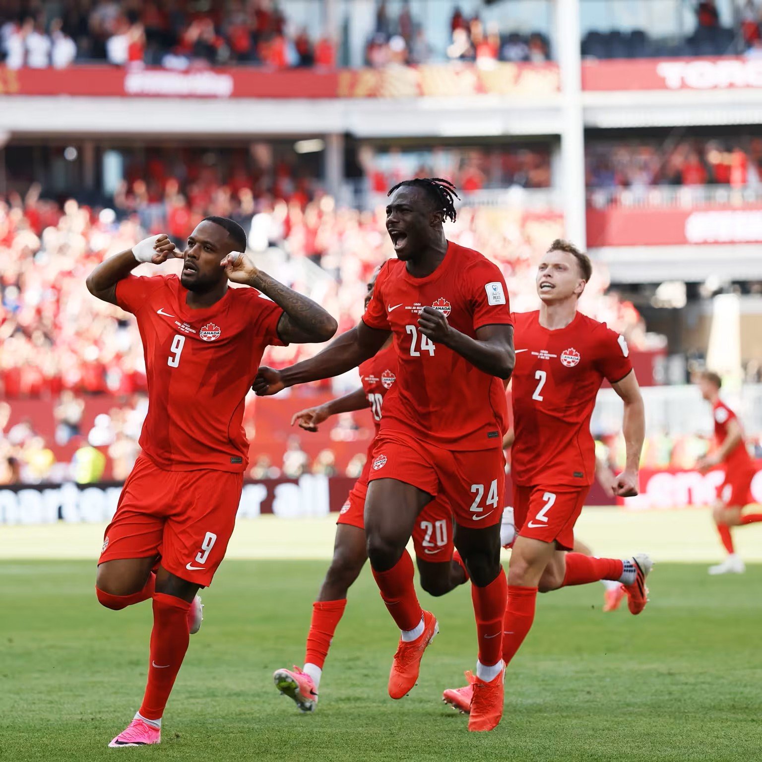 كندا 1 - 1 البوسنة والهرسك تقدمت البوسنة أولًا بهدف لوكيتش (21)، قبل أن يعادل لارين النتيجة لكندا في الدقيقة 78.. فرضت كندا أفضليتها بالاستحواذ (60%) والتسديدات، لكن صلابة دفاع البوسنة منحتها نقطة ثمينة في افتتاح المشوار #كأس_العالم 