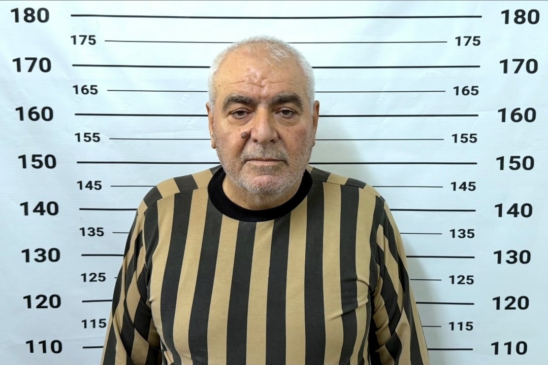 الداخلية السورية تضبط مساعداً في مخابرات النظام البائد أثناء محاولة الفرار. متهم بقيادة مجموعات نفذت اعتقالات تعسفية ورفع تقارير أمنية كيدية وعمليات ابتزاز مالي. التحقيقات مستمرة تمهيداً لإحالته إلى القضاء المختص 