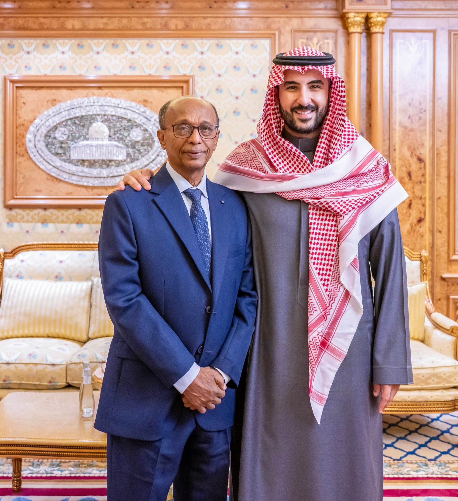 وزير الدفاع يشيد بمدير ميناء