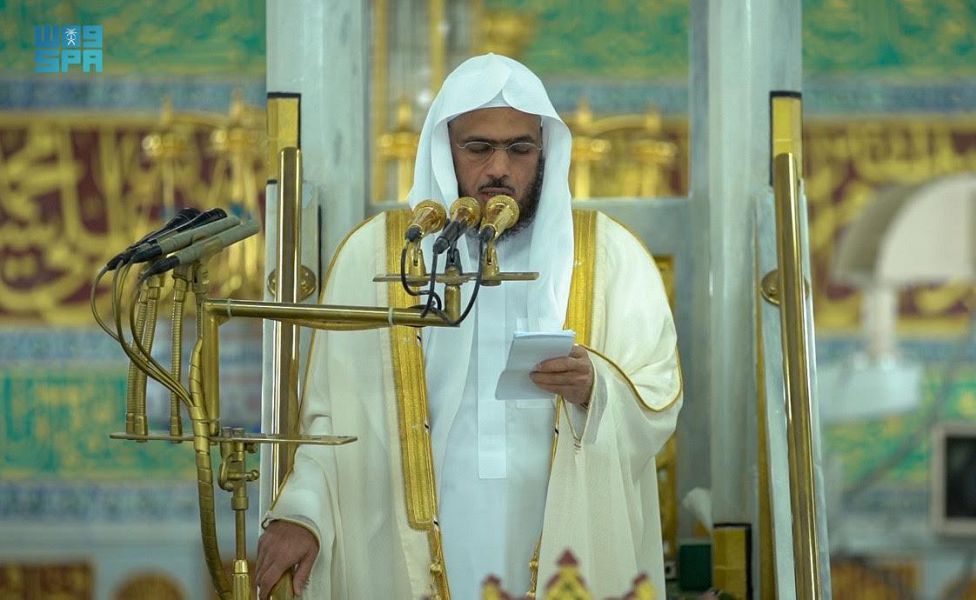 ?مام المسجد النبوي يتناول عظم