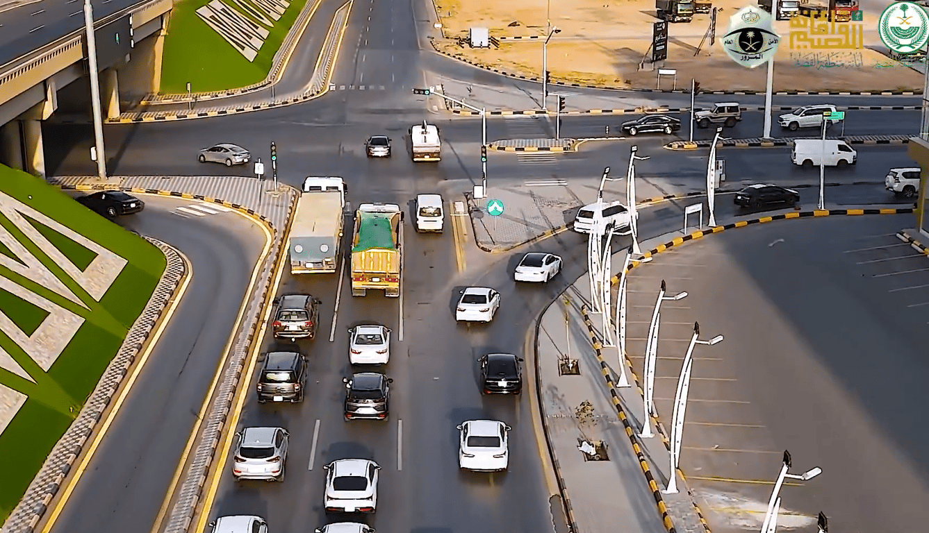 أمانة القصيم تفعل الإشارات الذكية في تقاطعات حيوية ببريدة. أمانة القصيم ومرور القصيم يبدآن تشغيل إشارات مرورية ذكية في تقاطعات حيوية ببريدة بتقنيات الذكاء الاصطناعي.. التقنية تُدير الحركة آليًا حسب الكثافة المرورية، تقلل الازدحام وزمن الرحلات، وتُسهل مرور مركبات الطوارئ.. بدء التطبيق في تقاطع الملك عبدالله مع الملك سعود، مع خطط لتعميمها وتفعيل الموجة الخضراء في تقاطعات أخرى 