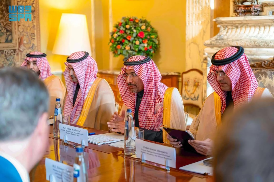 الخريّف يبحث في بروكسل توسيع الشراكات الصناعية والتعدينية بين السعودية وبلجيكا. اجتماع متعدد الأطراف مع مسؤولين بلجيكيين لتعزيز التعاون الاقتصادي. التركيز على الصناعات الدوائية والطبية وتمكين الشركات الصغيرة والمتوسطة. نقل التقنيات المتقدمة ودعم مستهدفات رؤية 2030 