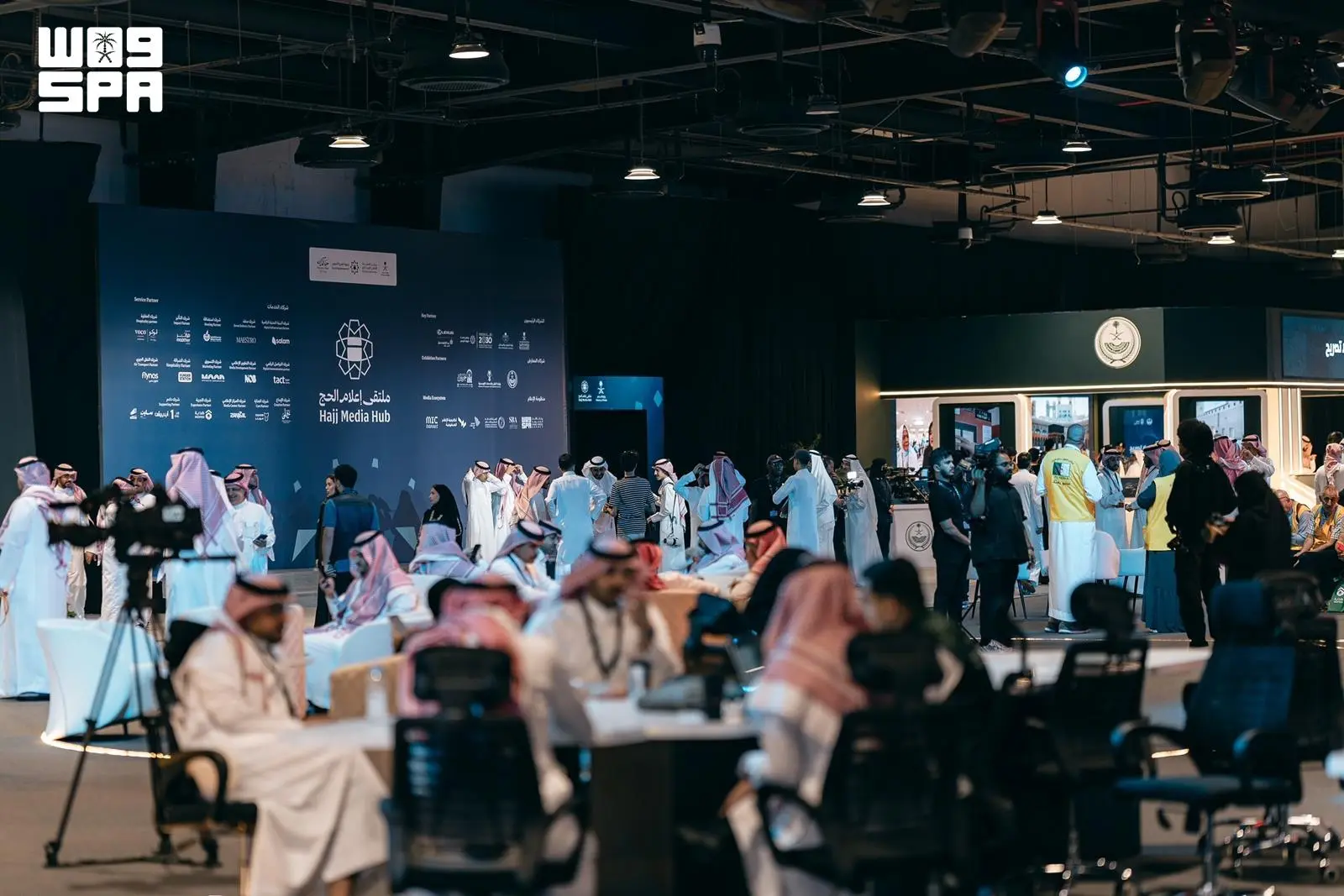 وزارة الإعلام تختتم النسخة الثالثة من ملتقى إعلام الحج بمشاركة 13,500 إعلامي وزائر. حضور واسع تجاوز 13,500 إعلامي وزائر من مختلف دول العالم.. مشاركة أكثر من 30 جهة و150 وسيلة إعلامية دعمت التغطيات الدولية لموسم الحج.. تنظيم ورش تدريبية متخصصة لأكثر من 300 مستفيد لتعزيز مهارات الإعلام وصناعة المحتوى 