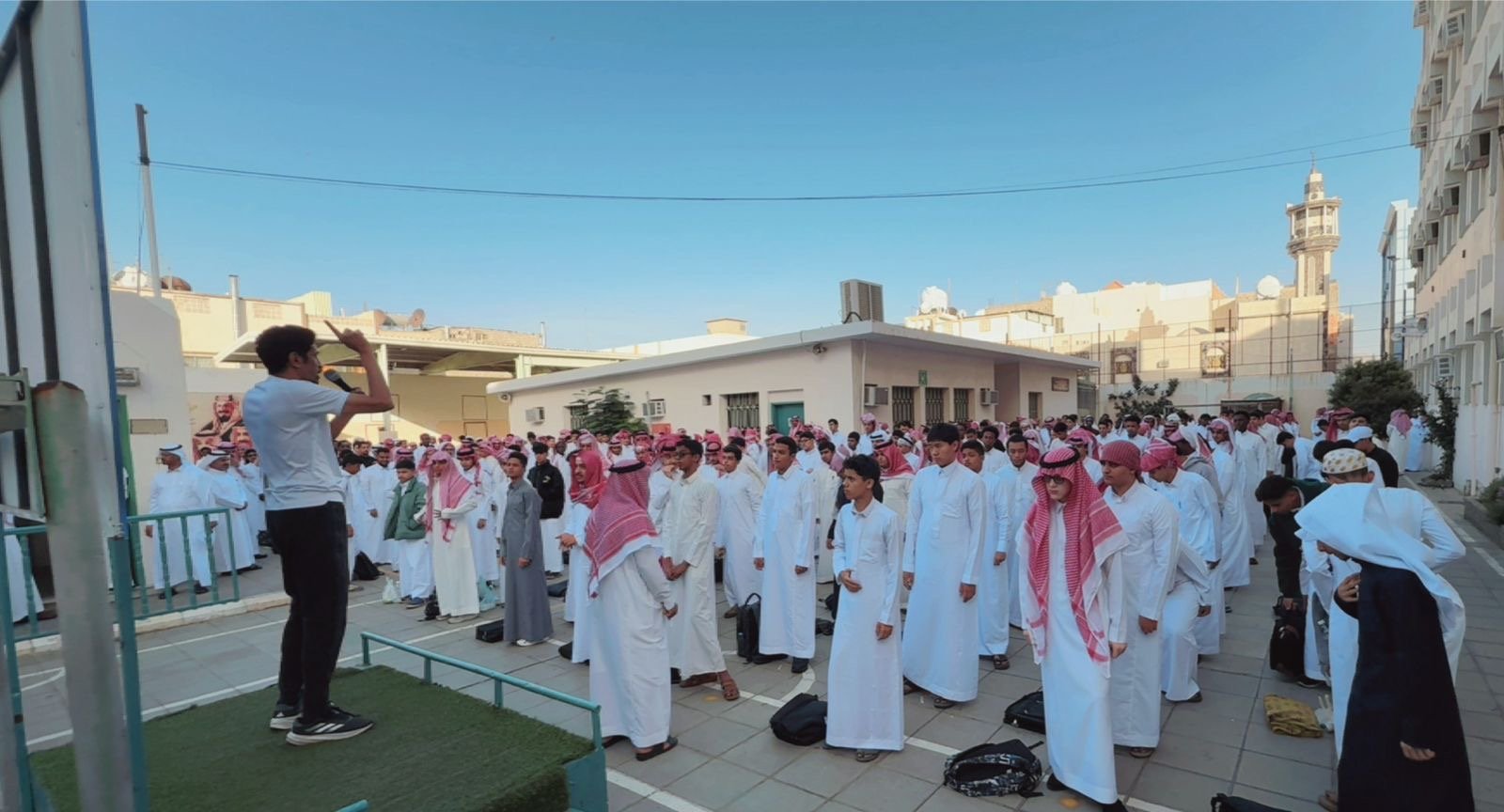 عودة أكثر من ربع مليون طالب وطالبة إلى 1700 مدرسة بالطائف بعد إجازة عيد الأضحى. عودة أكثر من 250 ألف طالب وطالبة إلى مقاعد الدراسة في 1700 مدرسة بمختلف المراحل التعليمية في الطائف.. المدارس استقبلت الطلبة ببرامج معايدة وتنظيمات خاصة لتهيئة البيئة التعليمية وضمان انطلاقة سلسة للفصل الدراسي.. أكد سعيد بن عبدالله الغامدي أهمية الشراكة بين الأسرة والمدرسة في رفع التحصيل الدراسي وتعزيز الالتزام والانضباط المدرسي 