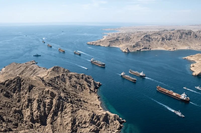 إيران تعلن إغلاق مضيق هرمز بالكامل واستهداف أي حركة ملاحية | سبق