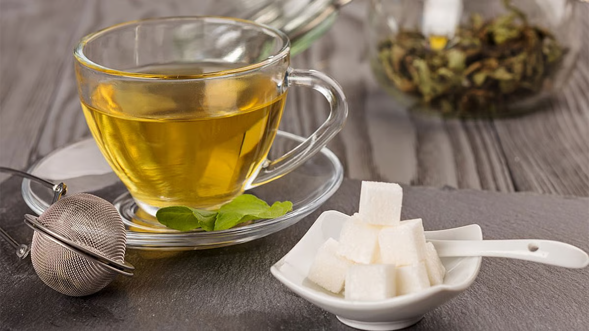 فهد الخضيري: ترك سكر الشاي يساعد على خفض الوزن والتراكمي وكبح الشهية. الاستغناء عن السكر يقلل السعرات الحرارية ويسهم في إنقاص الوزن. يساهم في خفض مستوى السكر التراكمي في الدم وتحسين الصحة العامة. تقليل السكر يساعد على كبح الشهية والتعود على المذاق الطبيعي للشاي 