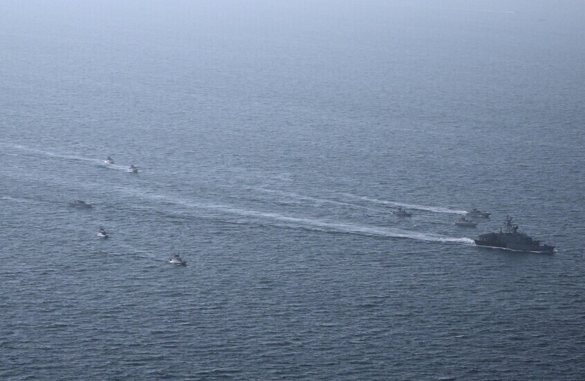 القيادة المركزية الأمريكية: 21 سفينة إيرانية عادت إلى موانئها منذ فرض الحصار. أكدت تأثر الملاحة بالعقوبات في الخليج وخليج عُمان. السفن امتثلت لتوجيهات القوات الأمريكية وعادت أدراجها. إيران أعادت فتح مضيق هرمز مع استمرار التوتر 