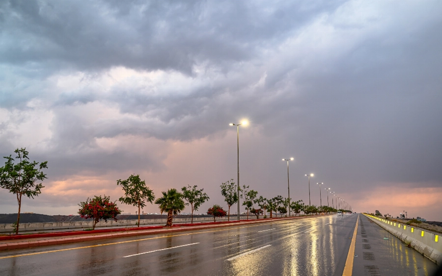 الأرصاد: أمطار رعدية متوسطة إلى غزيرة تشمل الرياض ومناطق عدة. التوقعات تشير إلى أمطار غزيرة قد تتسبب في جريان السيول وتساقط البرد على عدد من المناطق. استمرار الرياح النشطة المثيرة للأتربة والغبار على أجزاء واسعة تشمل الشرقية وتبوك والجوف والحدود الشمالية 