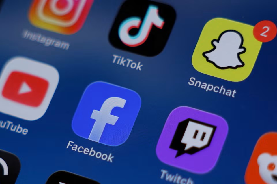 ماليزيا تُلزم منصات التواصل بحظر تسجيل من هم دون 16 عاماً والتحقق من أعمار المستخدمين - الشركات ملزمة بالتحقق من الأعمار عبر سجلات حكومية رسمية. - غرامات تصل إلى 10 ملايين رنجيت على المخالفين لحماية القصر من المحتوى الضار 