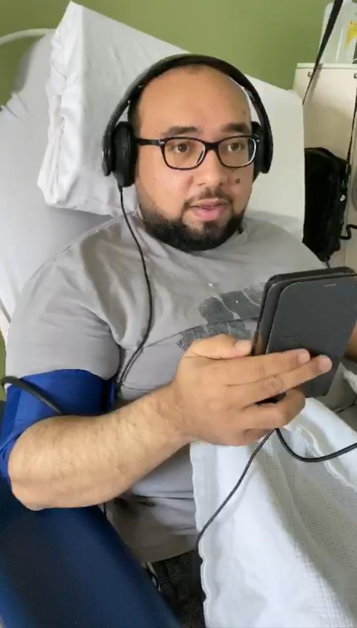 فيديو معلم يشرح للطلاب من