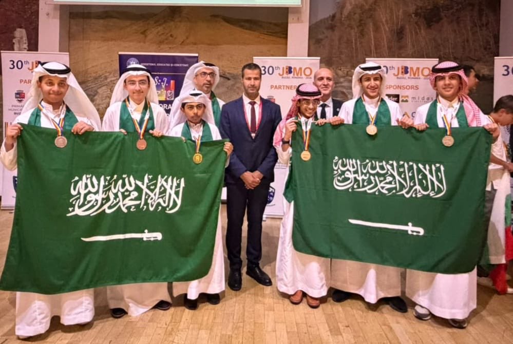 المنتخب السعودي للرياضيات يحقق 6 ميداليات في أولمبياد البلقان بـ رومانيا. - الميداليات تشمل ذهبية وفضيتين وثلاث برونزيات، بزيادة رصيد المملكة إلى 75 ميدالية. - الإنجاز يعكس نجاح برامج موهبة ووزارة التعليم في تأهيل الطلاب للمنافسات الدولية 