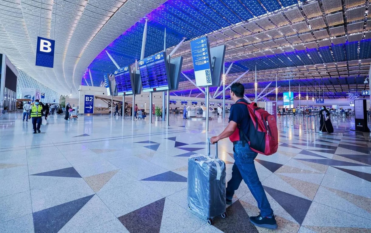 مطارات المملكة تنقل 140.9 مليون مسافر في 2025 بنمو 9.6٪. زيادة الرحلات 8.3٪ إلى 980 ألف رحلة. جدة و الرياض تتصدران حركة المسافرين. ربط جوي مع 176 وجهة دولية 