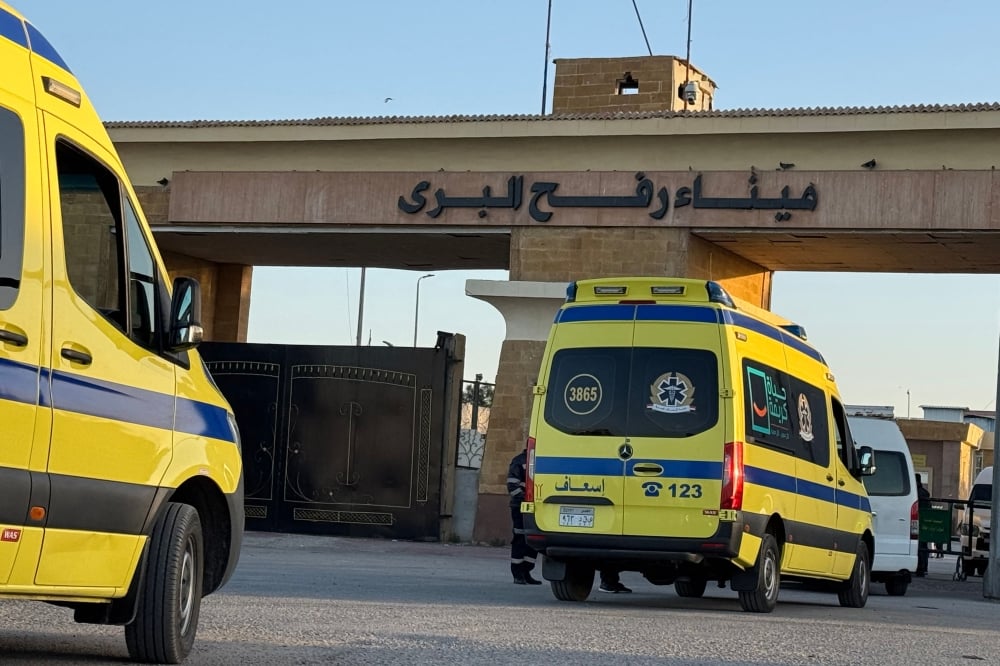 معبر رفح يستقبل دفعة جديدة من العائدين الفلسطينيين إلى غزة. إنهاء إجراءات العائدين بمشاركة الهلال الأحمر المصري. مصر تواصل استقبال الجرحى والمرضى للعلاج في مستشفياتها 