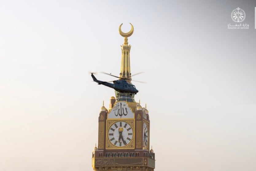 الطائرات العمودية للقوات الجوية تراقب المشاعر المقدسة جوًّا لإدارة حشود الحجاج ورفع جاهزية الاستجابة. دعم التوجيه الميداني عبر نقل الصور المباشرة للجهات المختصة. إسناد جهود الدفاع المدني وتعزيز سلامة ضيوف الرحمن 