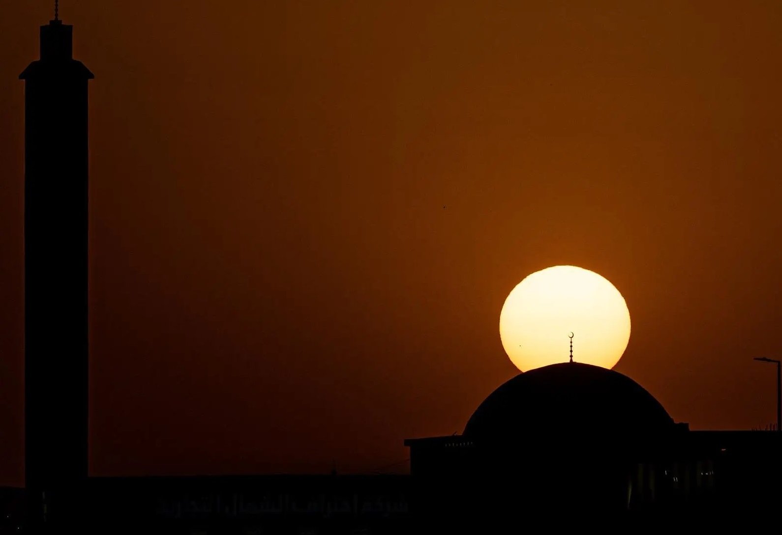 الانقلاب الصيفي يُسجّل أطول نهار في سماء الحدود الشمالية بـ14 ساعة - الشمس أشرقت في 5:16 صباحاً وغربت في 7:20 مساءً. - الظاهرة لا تعني أعلى درجات الحرارة، التي تسجل عادة في يوليو وأغسطس 