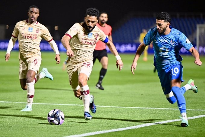 نيوم يعود للانتصارات بهدف في الفيحاء ضمن الجولة 27 من دوري روشن. شوط أول سلبي رغم الفرص المتاحة. بن رحمة يسجل هدف الحسم بالدقيقة 74. نيوم يصل لـ36 نقطة والفيحاء يتجمد عند 33 نقطة 