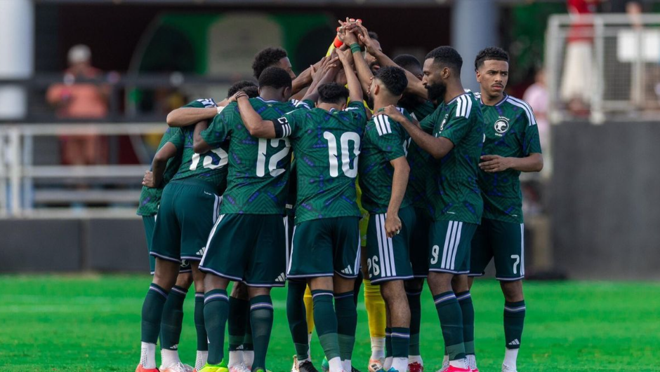 الأخضر يواجه الأوروغواي في افتتاح مشواره بكأس العالم 2026. المنتخب السعودي يواجه الأوروغواي فجر الثلاثاء ضمن الجولة الأولى للمجموعة الثامنة في كأس العالم 2026. الأخضر يشارك للمرة الثالثة توالياً في المونديال 