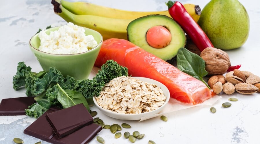 تقرير صحي: أطعمة شائعة قد ترفع هرمون الإستروجين لدى النساء. الصويا وبذور الكتان قد تحاكي الهرمون بتأثير مزدوج. اللحوم والألبان مصدر غير مباشر للإستروجين. الأطعمة المُصنّعة قد تعطل الغدد الصماء. توصية بالاعتدال والأطعمة الكاملة واستشارة الطبيب 