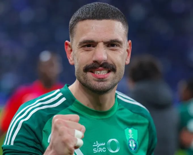 ديميرال يقترب من مغادرة الأهلي والعودة لفنربخشة بعد اتفاق على بنوده الشخصية. التوصل لاتفاق على البنود الشخصية مع فنربخشة واقتراب إتمام الصفقة. اللاعب أبدى مرونة بتخفيض راتبه تأكيدًا لرغبته في العودة 