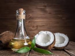 النمر: زيت جوز الهند يرفع الكوليسترول الضار وليس صديقاً للقلب. الزيوت النباتية ليست كلها صحية؛ العبرة بتركيبة الدهون ونسبة حمض الأوليك.. يُنصح بالزيوت عالية الأوليك مثل الزيتون البكر الممتاز والكانولا والأفوكادو لدعم صحة القلب 