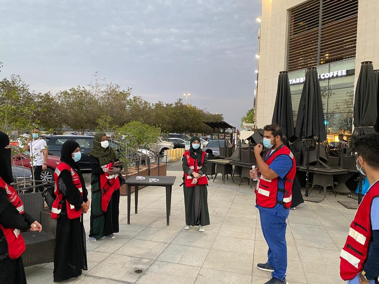 ?اهد.. متطوعو الهلال الأحمر بواجهة
