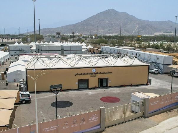 الخدمات الطبية بـ وزارة الداخلية تعزز جاهزية حج 1447 بمستشفى ميداني وطب اتصالي بالمشاعر المقدسة. مستشفى ميداني متكامل بأقسام العناية والعمليات والإجهاد الحراري. كوادر متخصصة تعمل 24 ساعة لخدمة الحجاج. عيادة متنقلة لسرعة التدخل والرعاية الفورية 