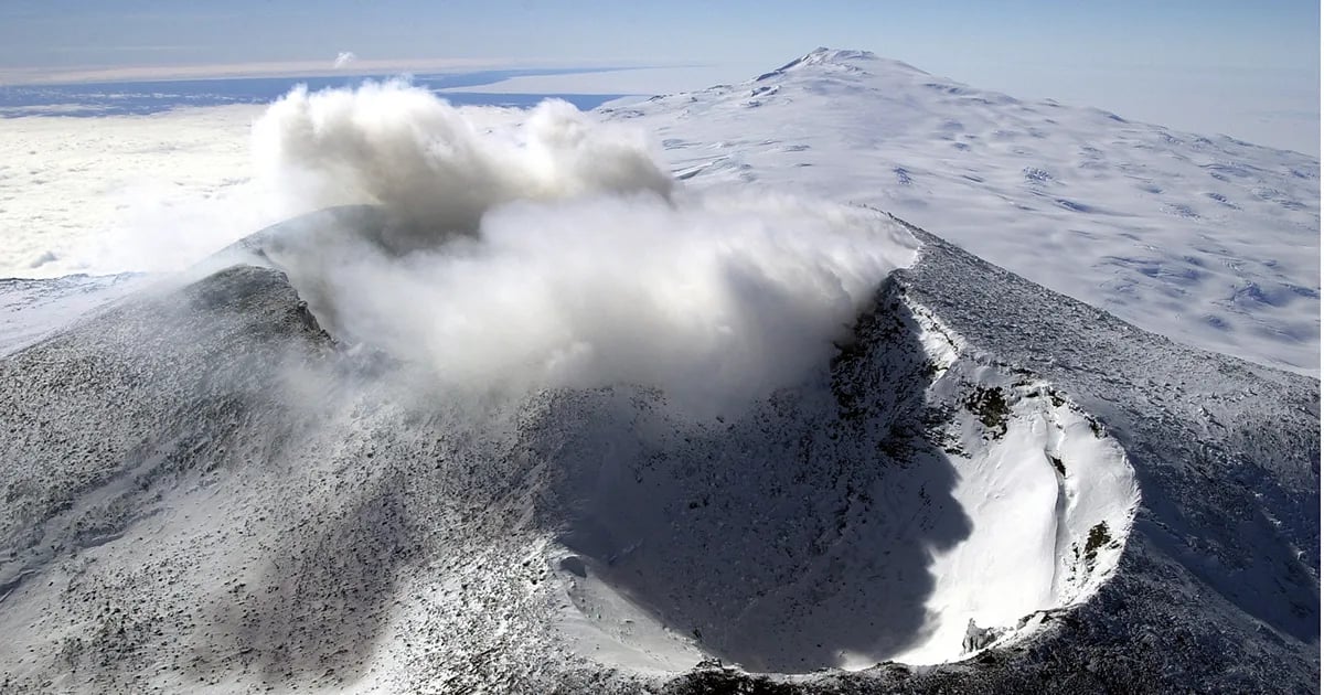 بركان إريبوس ينفث بلورات ذهب نقية يوميًا في ظاهرة تحير العلماء منذ 30 عامًا. دراسة علمية كشفت أن بركان إريبوس في القارة القطبية الجنوبية ينفث نحو 80 جرامًا من بلورات الذهب النقي يوميًا إلى الغلاف الجوي، في ظاهرة فريدة لم تُرصد في أي بركان آخر.. الذهب يظهر على هيئة بلورات مجهرية هندسية، وتحملها الرياح لمسافات قد تصل إلى 1000 كيلومتر، فيما لا يزال العلماء يدرسون آلية تشكلها.. ورغم أكثر من 30 عامًا من الأبحاث، لا يزال السبب وراء قدرة البركان على إنتاج هذه البلورات الذهبية النقية يشكل أحد أبرز الألغاز في علم البراكين والجيوكيمياء 