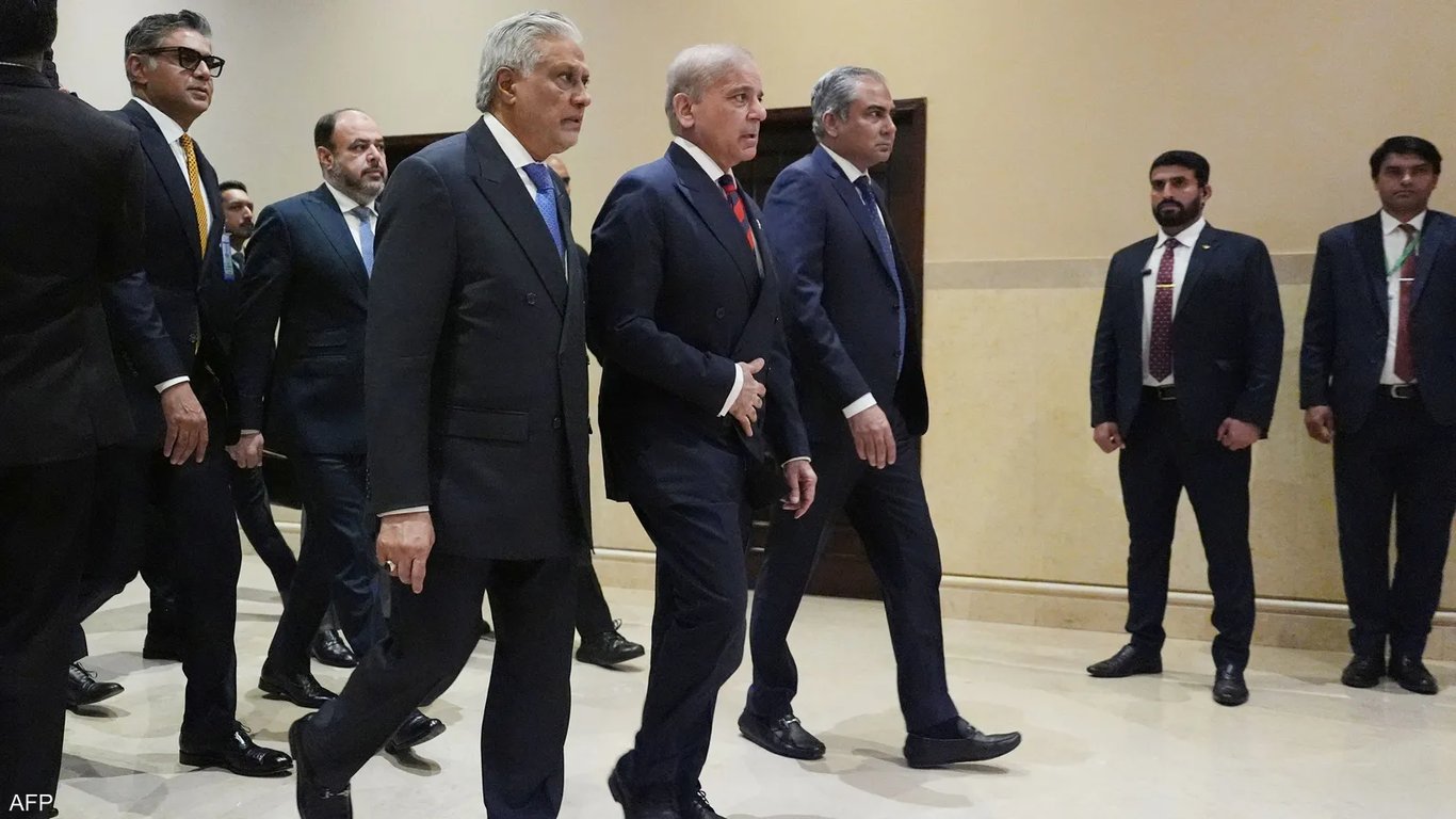 سيناتور باكستاني: مفاوضات إسلام آباد "جمود" وليست فشلاً.. ونشر القوات في السعودية "دفاعي". المفاوضات بين إيران وأمريكا وُصفت بالجدية واستمرت 21 ساعة، مع اعتبارها جمودًا لا فشلًا. تأكيد بقاء باب الحوار مفتوحًا مع الإشارة إلى أن القرار الآن بيد الجانب الأمريكي. نشر القوات الباكستانية في السعودية جاء ضمن اتفاقية دفاع مشترك وبطابع دفاعي بحت 