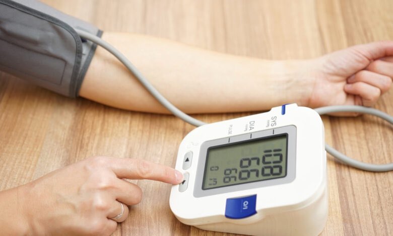 للوقاية من أمراض القلب.. دليل قياس ضغط الدم منزليًا. القياس المنزلي أدق من العيادات في كثير من الحالات، ويكشف مبكرًا عن ارتفاع ضغط الدم. المعدل الطبيعي أقل من 120/80، وأي قراءة تصل 180/120 حالة طارئة. الدقة تعتمد على السلوك: راحة قبل القياس، جهاز ذراع مناسب، وأخذ متوسط قراءتين 