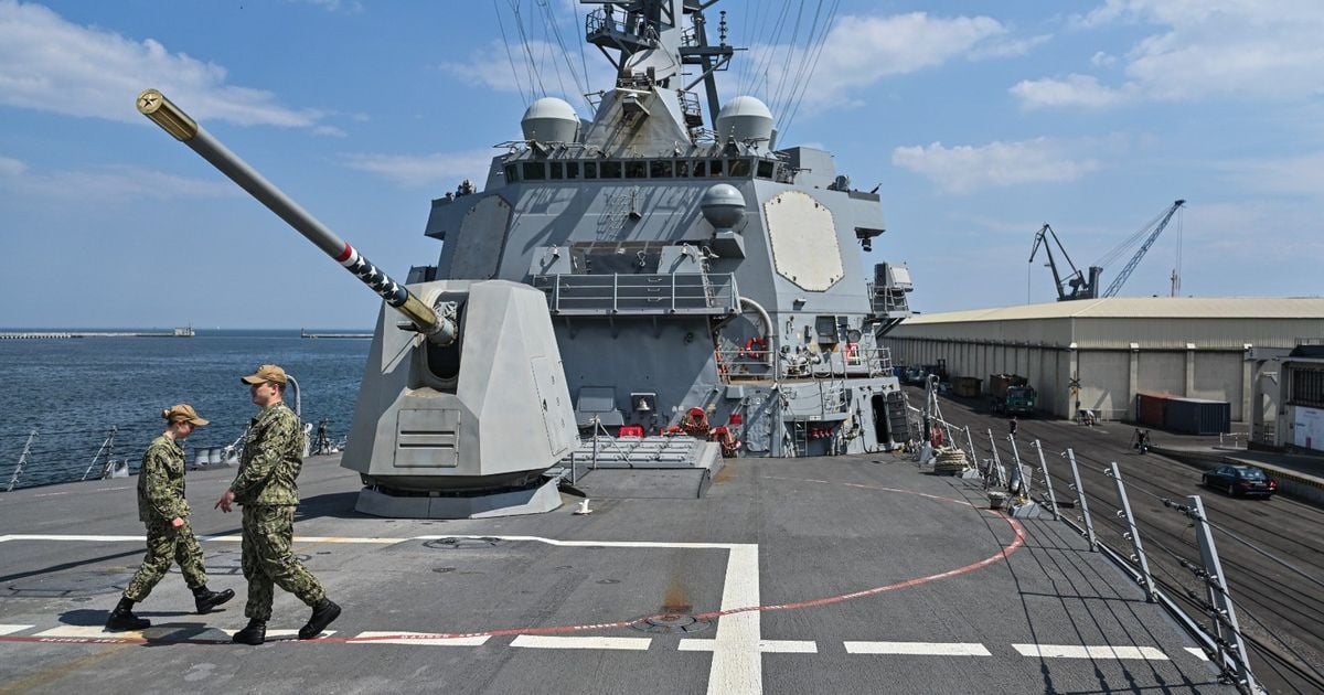 مدمرتان أمريكيتان تعبران مضيق هرمز لأول مرة منذ 6 أسابيع. عبور سفينتين حربيتين دون تسجيل أي حوادث. خطوة وُصفت بأنها تأكيد على حرية الملاحة. لم تكن المهمة مرافقة لسفن تجارية. تأتي بالتزامن مع مفاوضات أمريكية إيرانية في باكستان 