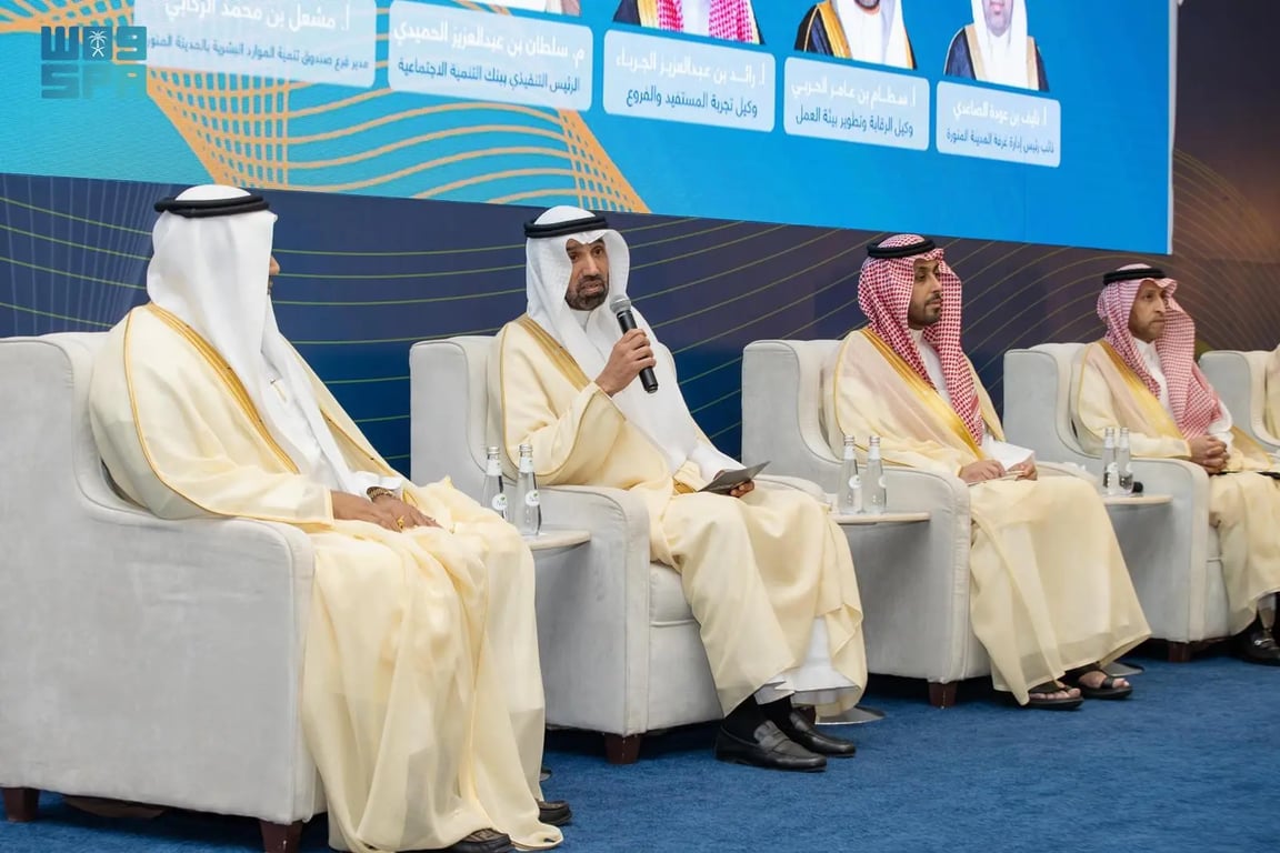 الراجحي يعلن إنجاز 92% من مستهدفات إستراتيجية سوق العمل و2.5 مليون سعودي بالقطاع الخاص. إنجاز 92% من مستهدفات إستراتيجية سوق العمل. وصول عدد السعوديين في القطاع الخاص إلى 2.5 مليون. توسع برامج العمل المرن والتدريب وتمكين الكفاءات الوطنية 