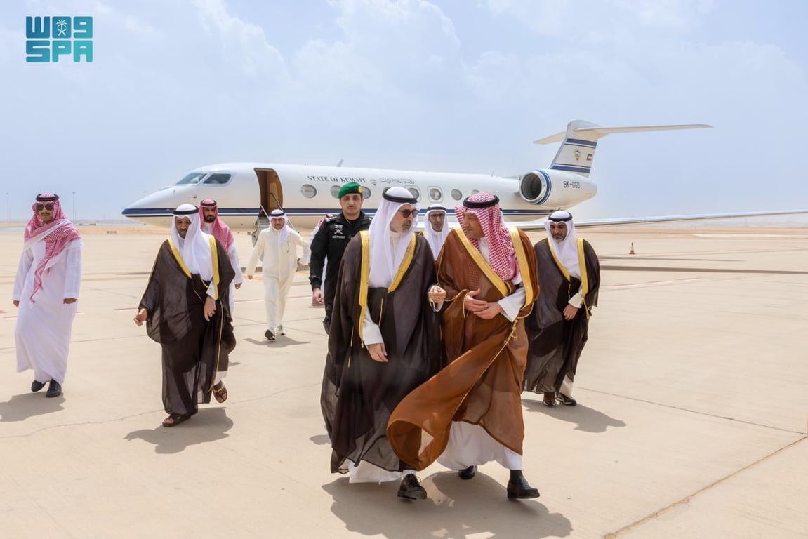 وزير خارجية الكويت يصل إلى الرياض في زيارة رسمية للمملكة. معالي الشيخ جراح جابر الأحمد الصباح يصل مطار الملك خالد الدولي بالرياض، في إطار تعزيز العلاقات الأخوية والتنسيق المشترك.. نائب وزير الخارجية المهندس وليد بن عبدالكريم الخريجي كان في استقبال الوزير الكويتي والوفد المرافق له فور وصولهم العاصمة.. الزيارة الرسمية تأتي لبحث سبل تطوير التعاون الثنائي بين البلدين الشقيقين ومناقشة المستجدات الإقليمية والدولية ذات الاهتمام المشترك 