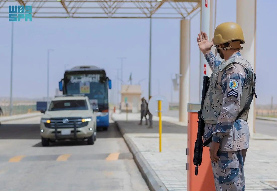 منفذ جديدة عرعر يستقبل طلائع الحجاج القادمين من العراق. وصول أولى طلائع الحجاج العراقيين. إنهاء الإجراءات بانسيابية عبر تكامل الجهات. خدمات صحية وأمنية ولوجستية لضمان راحتهم #حياكم_الله 