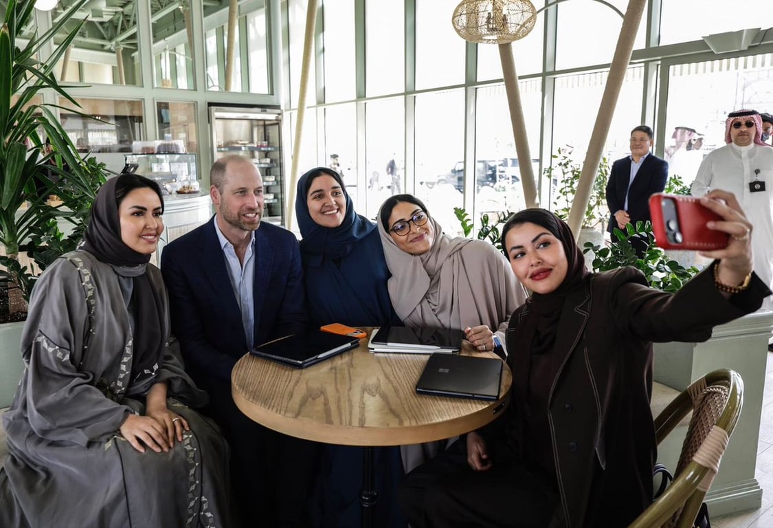 بعيدًا عن البروتوكول.. ماذا سأل الأمير ويليام فتيات سعوديات في مقهى بالرياض؟. جلس عفويًا مع فتيات سعوديات. سأل عن فرص عمل المرأة والتغيّرات الأخيرة. إجابة مباشرة: «نشعر بالقوة». مشهد يعكس تحولات المجتمع وتمكين المرأة في السعودية 