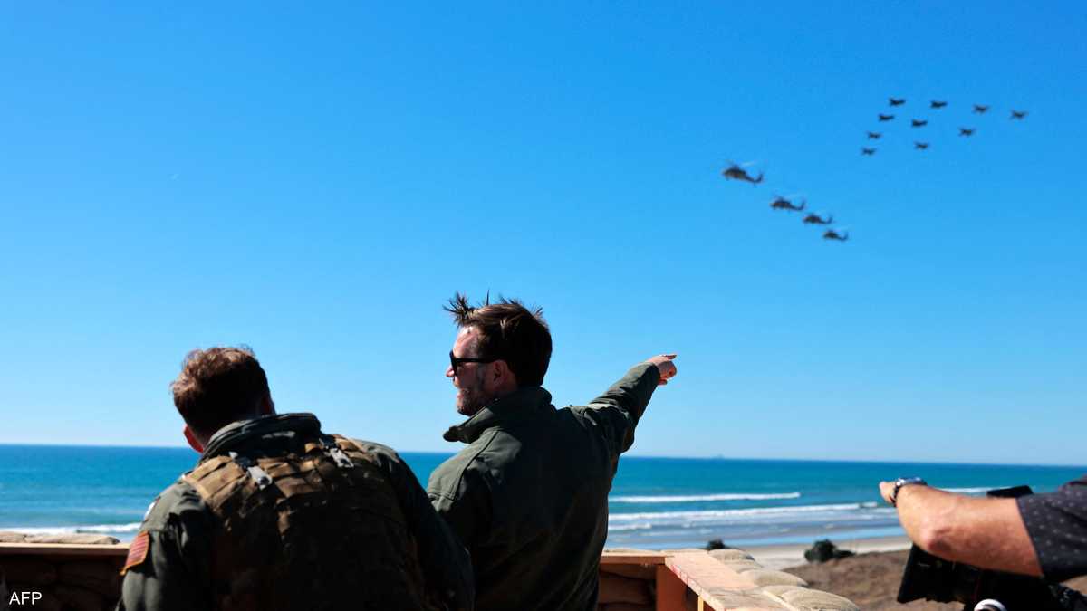 واشنطن تنقل أكثر من 50 مقاتلة متطورة إلى الشرق الأوسط خلال 24 ساعة. واشنطن تنقل أكثر من 50 مقاتلة إلى الشرق الأوسط، مع تعزيز بحري قرب إيران.. طهران تغلق مضيق هرمز مؤقتًا لتدريبات عسكرية، والممر يمر عبره 20% من نفط العالم.. التصعيد يتزامن مع مفاوضات نووية في جنيف تمهّد لاتفاق محتمل 