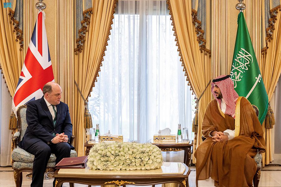 وزير الدفاع يوقِّع مع نظيره