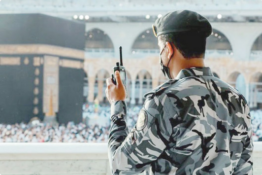 قوات أمن الحج تضبط 22 وافدًا تسللوا لمكة دون تصريح عبر طرق ترابية. - المخالفون من الجنسيات الأوزبكية والطاجيكية، وتم اتخاذ إجراءات نظامية بحقهم. - الإدارة العامة للمجاهدين تدعو للإبلاغ عن المخالفين والالتزام بالتعليمات 