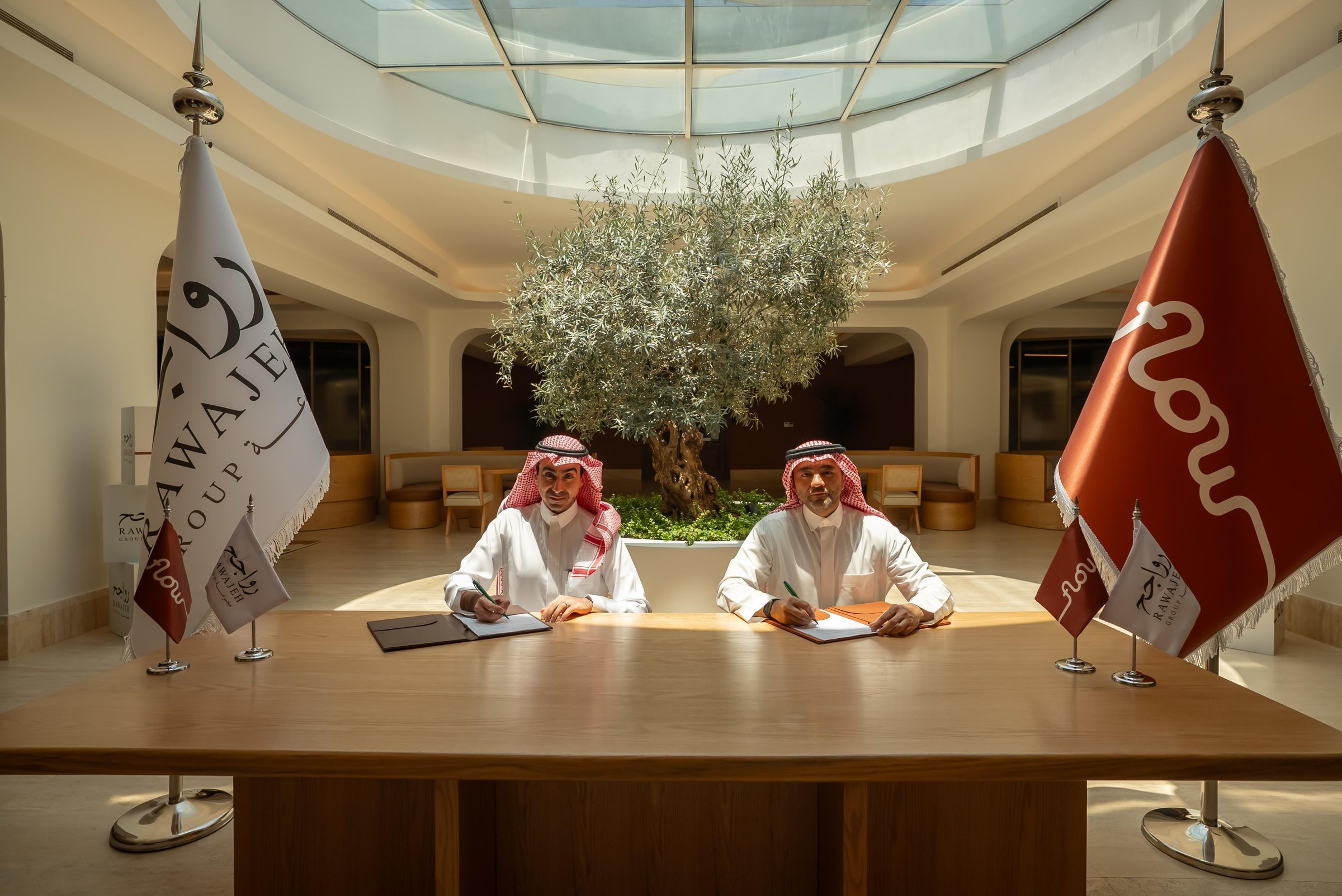 أعلنت مجموعةرواجح وفلو الأمريكية عن شراكة استراتيجية لتطوير وتشغيل مجتمعات سكنية متكاملة في المملكة، عبر نموذج يجمع بين التطوير والتشغيل الاحترافي لتعظيم قيمة الأصول العقارية وتلبية الطلب المتزايد على السكن الراقي.. ويُعد مشروع «ثرى» في الرياض أولى ثمار هذا التحالف. #رؤية_السعودية_2030 